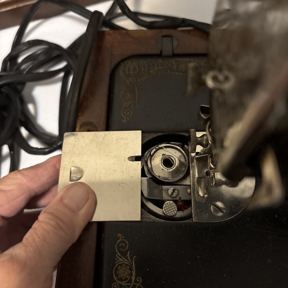 SINGER EG054349 PORTABLE SEWING MACHINE