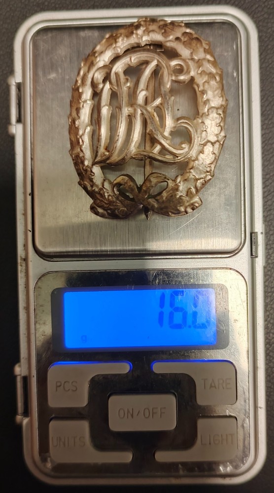A badge DRL in silver