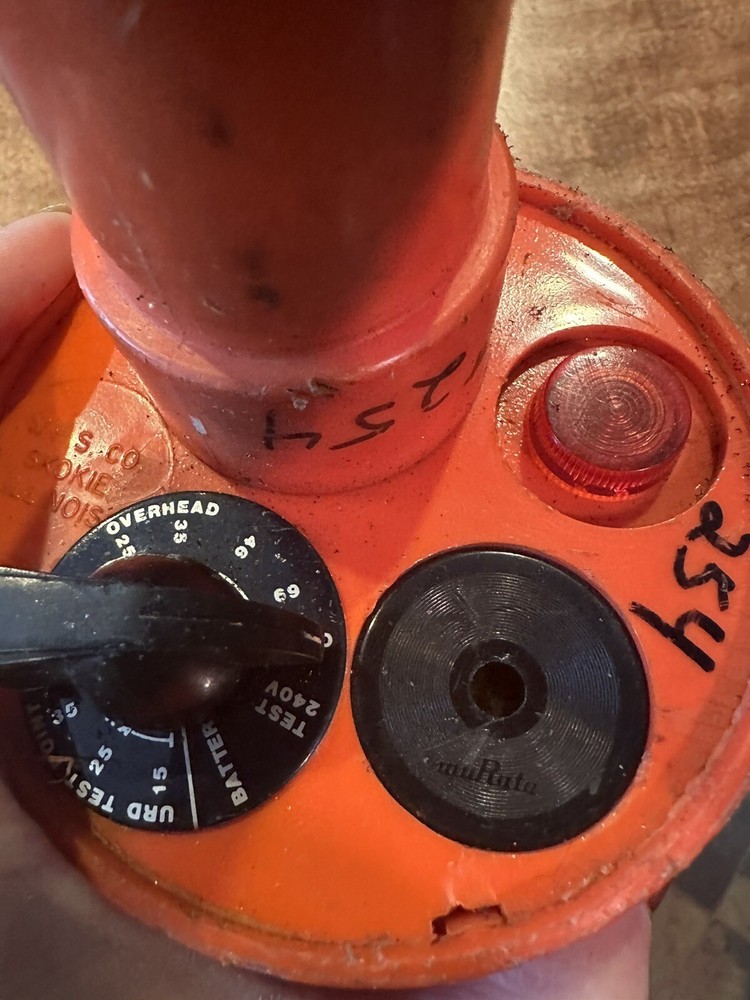 *** SALISBURY WHSCO AUDIO VISUAL AC VOLTAGE DETECTOR IN CASE ***