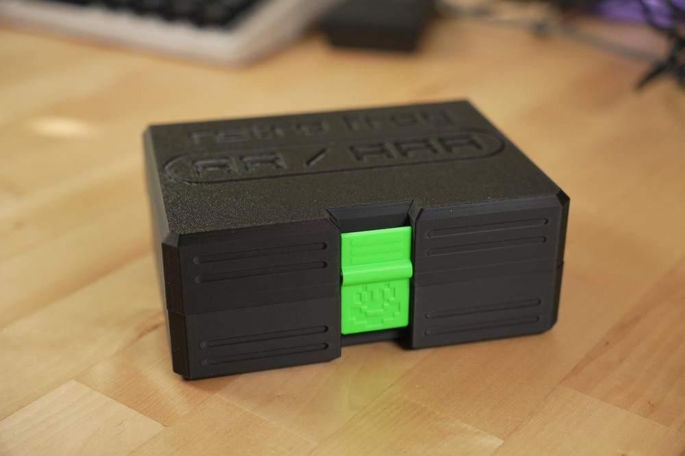 AA and AAA Battery Storage Case MK2 - Retro Frog