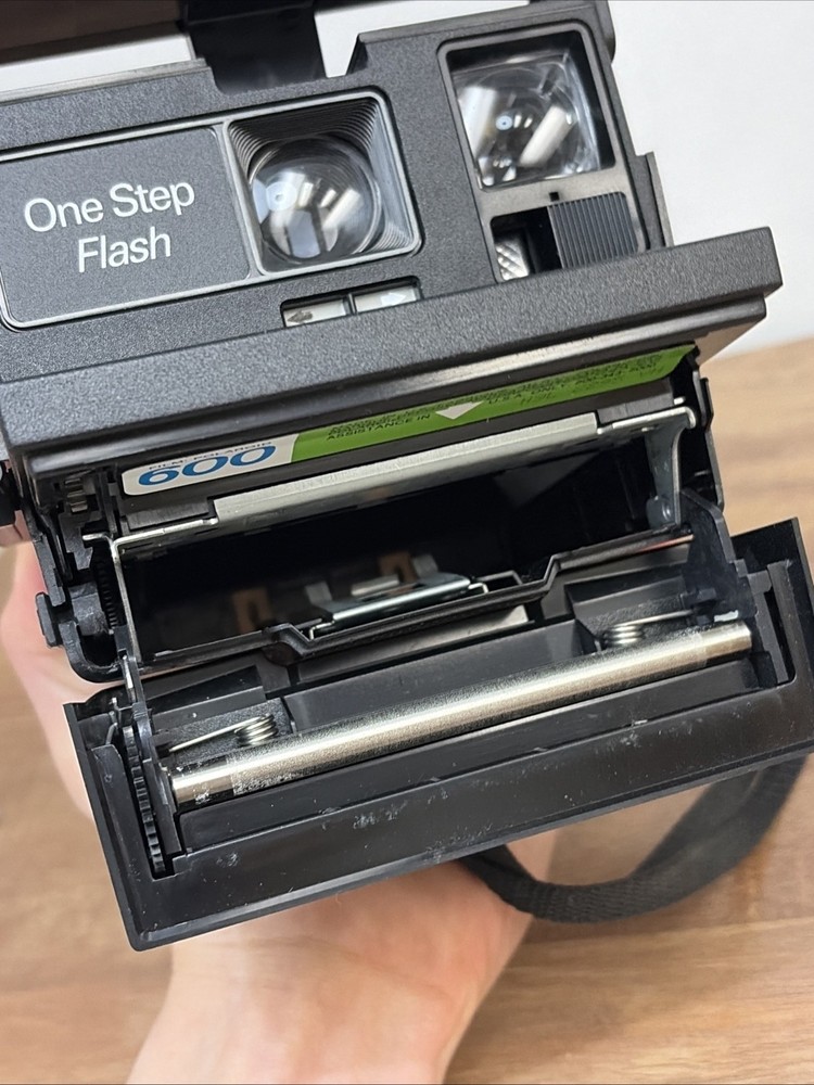 Vintage Polaroid One Step Flash 600 Film Instant Camera With Strap Untested