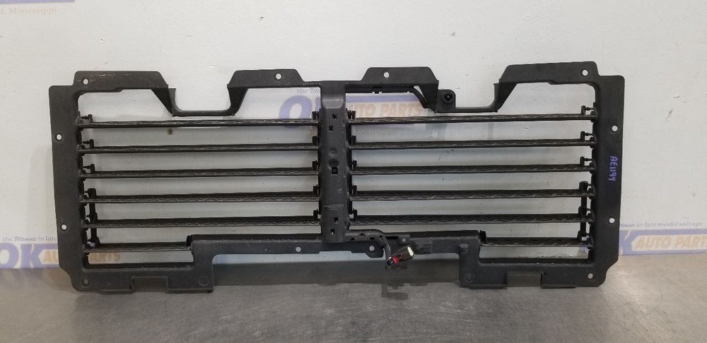 17 GMC YUKON AIR SHUTTER 5.3L