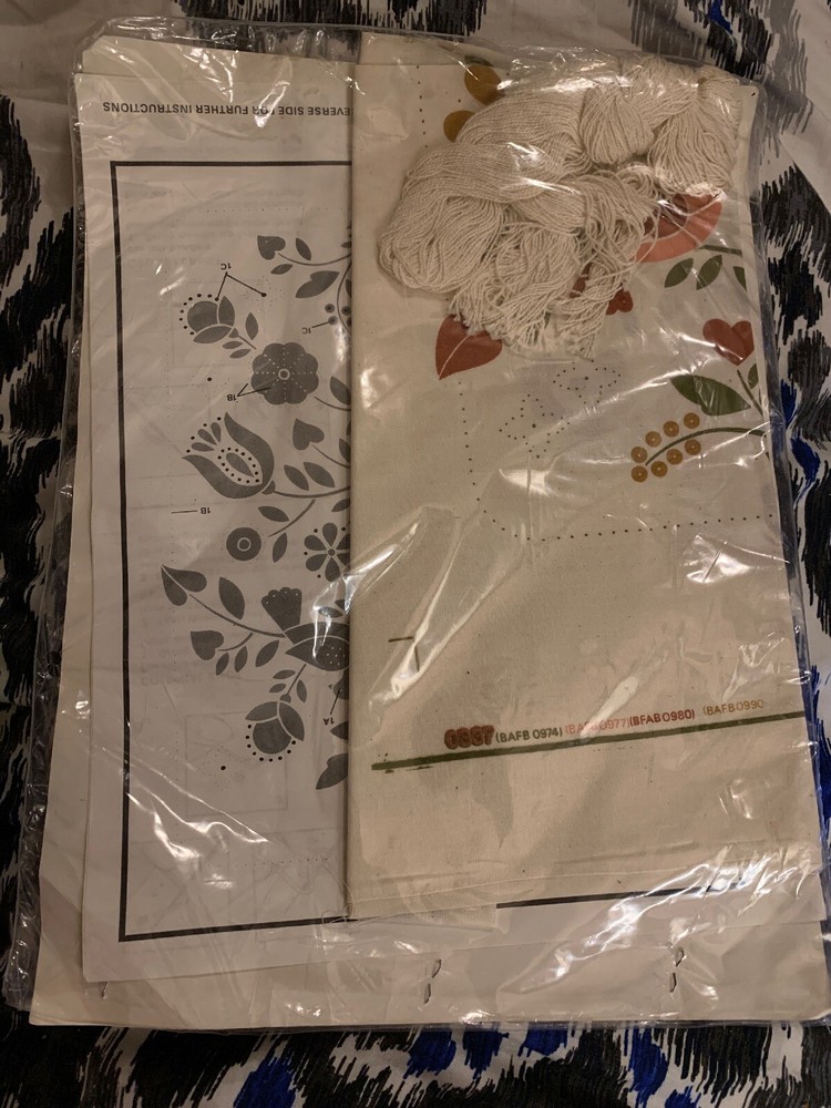 Creative Circle Needlepoint Pennsylvania Dutch Tree Kit 0837 NEW SEALED