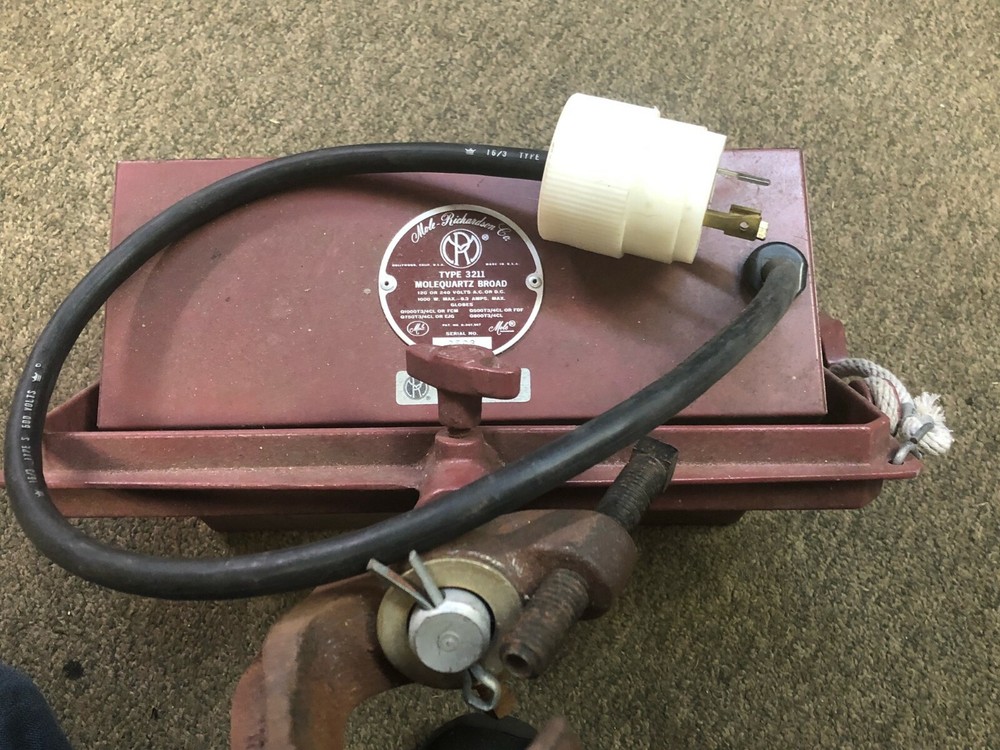 Mole-Richardson TYPE 3211 MOLEQUARTZ BROAD 1000W Reflector Light