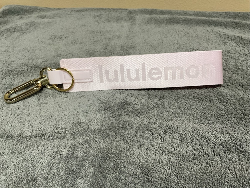 LULULEMON NEVER LOST KEYCHAIN BLISSFUL PINK/ LIGHT IVORY NWT!