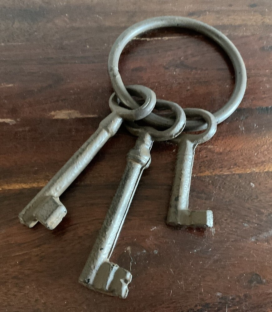 Fantastic Rustic Decorative Cast Iron Key Set