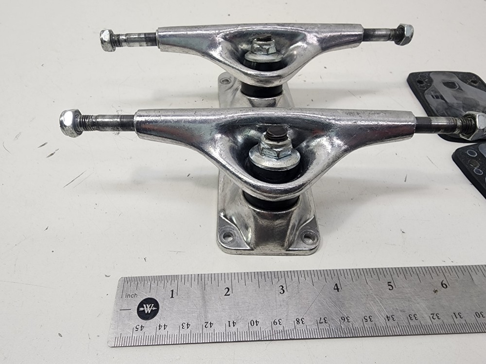 GENARIC Skateboard Trucks Pair 7.5"