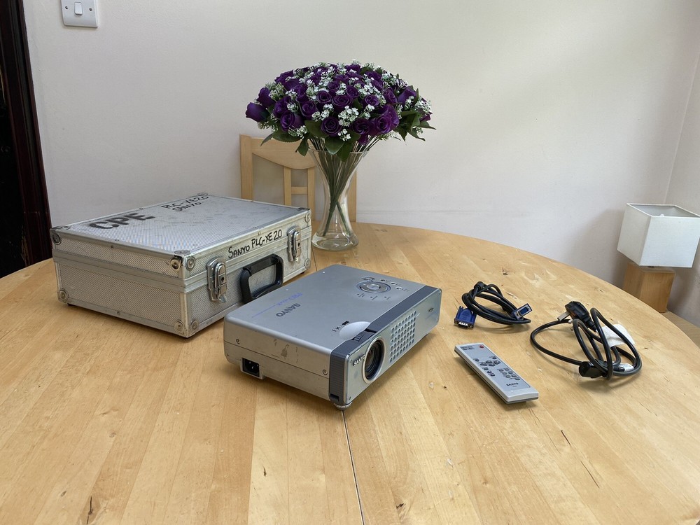Sanyo PLC-XE20 LCD Projector With Remote