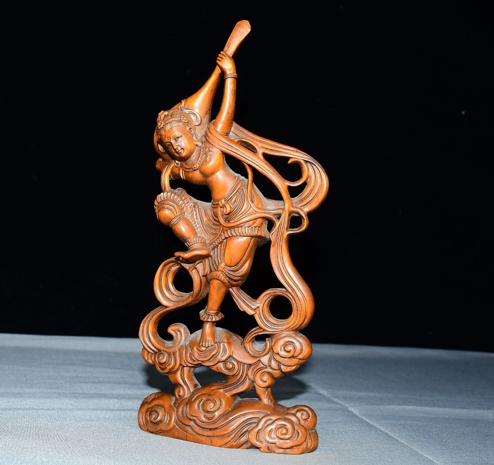 Exquisite Small Leaf Boxwood Flying Beauty Ornament