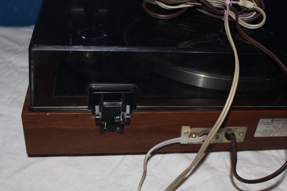 Sanyo TP-1800 Turntable - Missing 1 hinge
