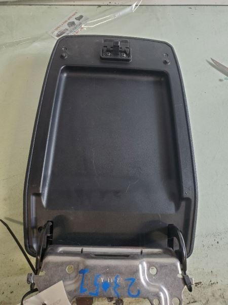 HIGHLANDR 2012 CENTER CONSOLE / ARMREST LID