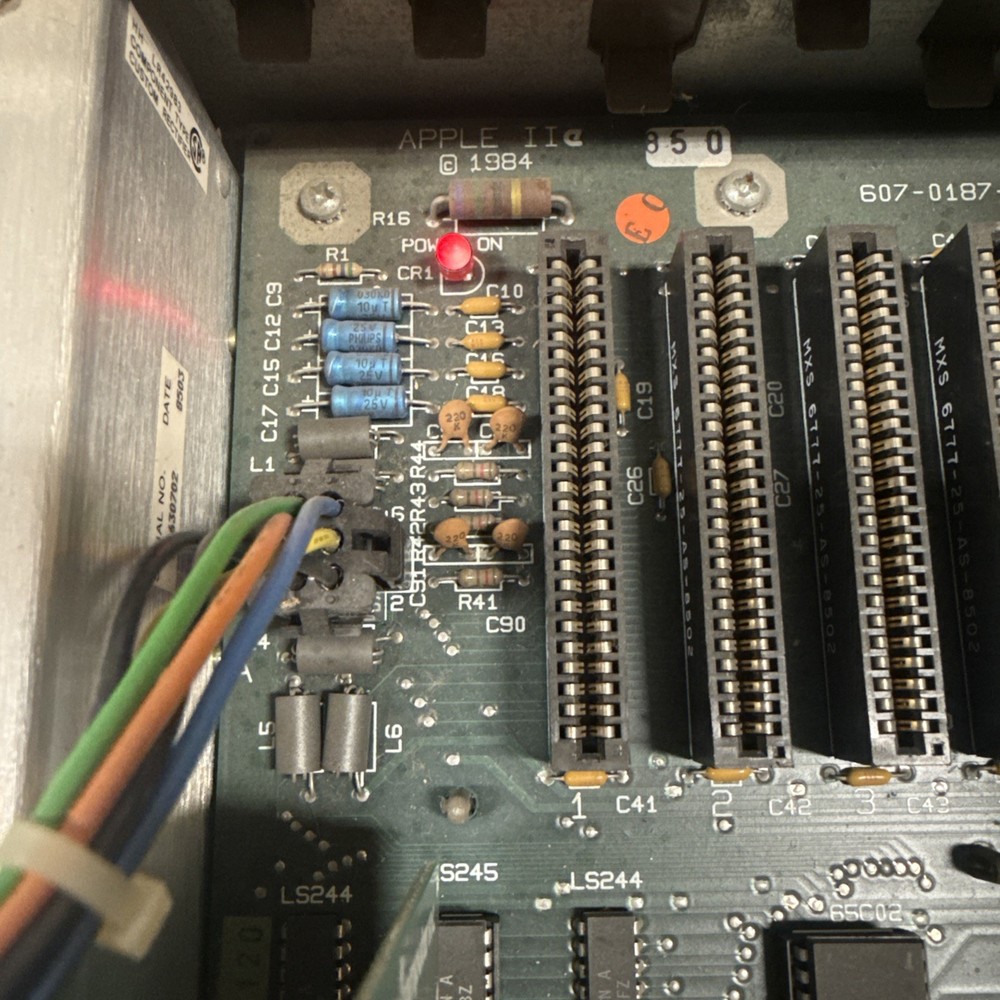 Apple IIe A2S2064 Vintage Personal Computer. Power Tested. Light On.