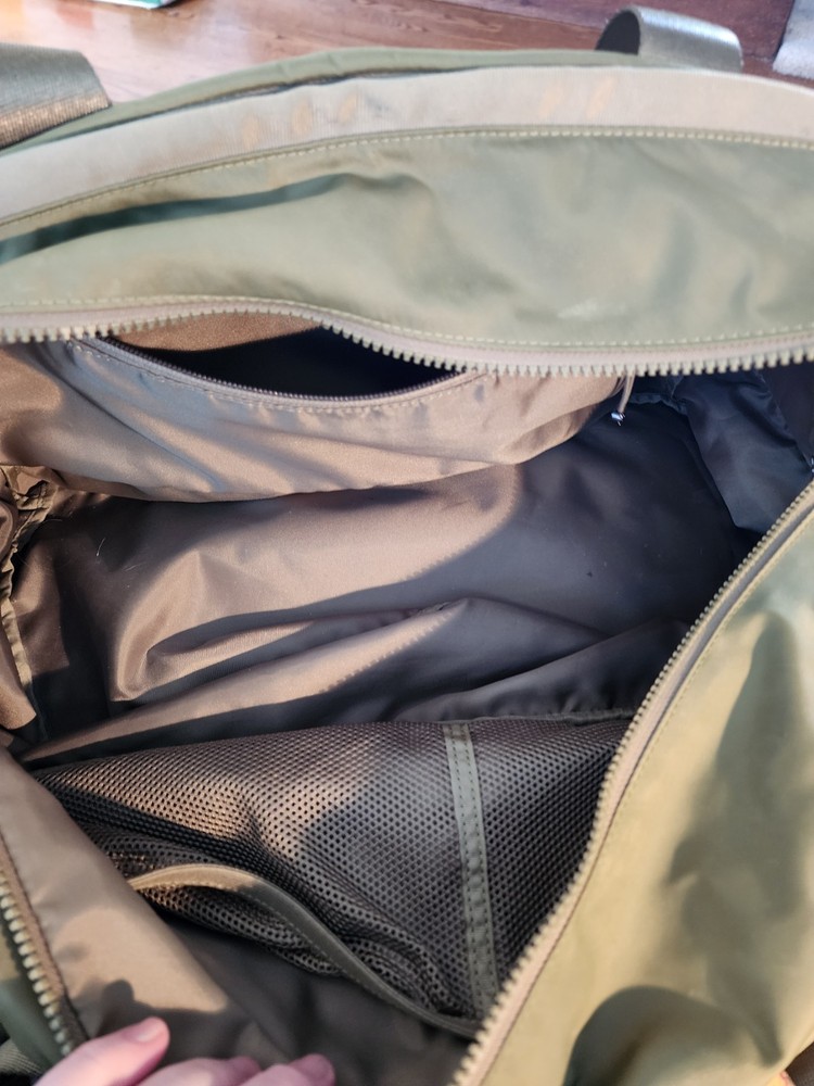 Lululemon Duffel Bag 29L Khaki Green Pre-Owned **NOTE