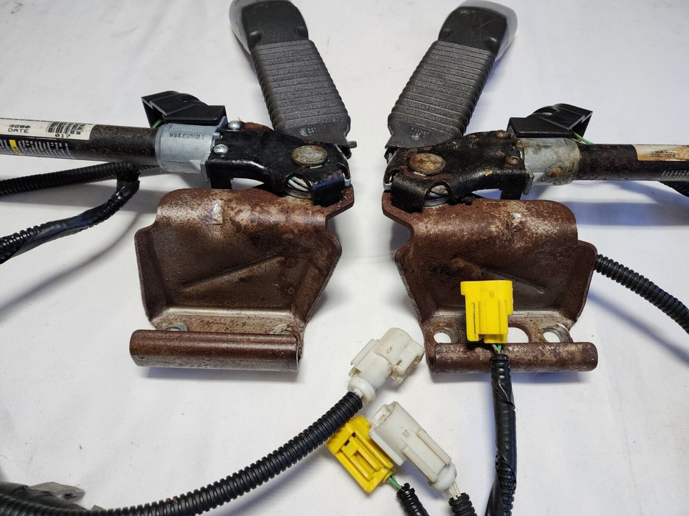 2002 - 2005 Ford Explorer Drivers & Passengers Front Seat Belt Buckle Assemblys