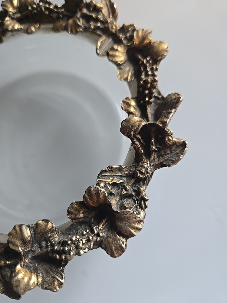 VINTAGE 1950 GRESCO ORMOLU HIBISCUS FLOWERS SURROUNDING BLOWN Trinket