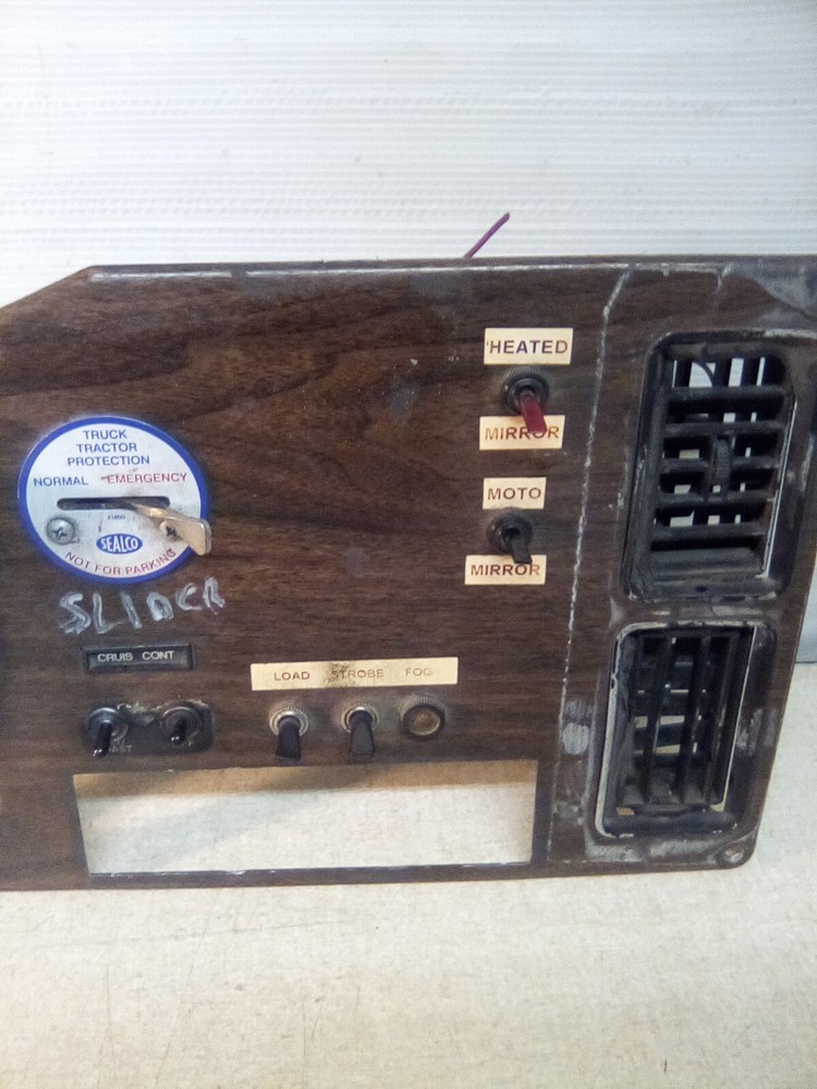 1995 Freightliner FLD Switch Panel