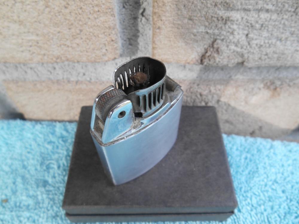 Vintage Ronson WINDLITE CHROME CIGARETTE LIGHTER. NO LID! WORKS!