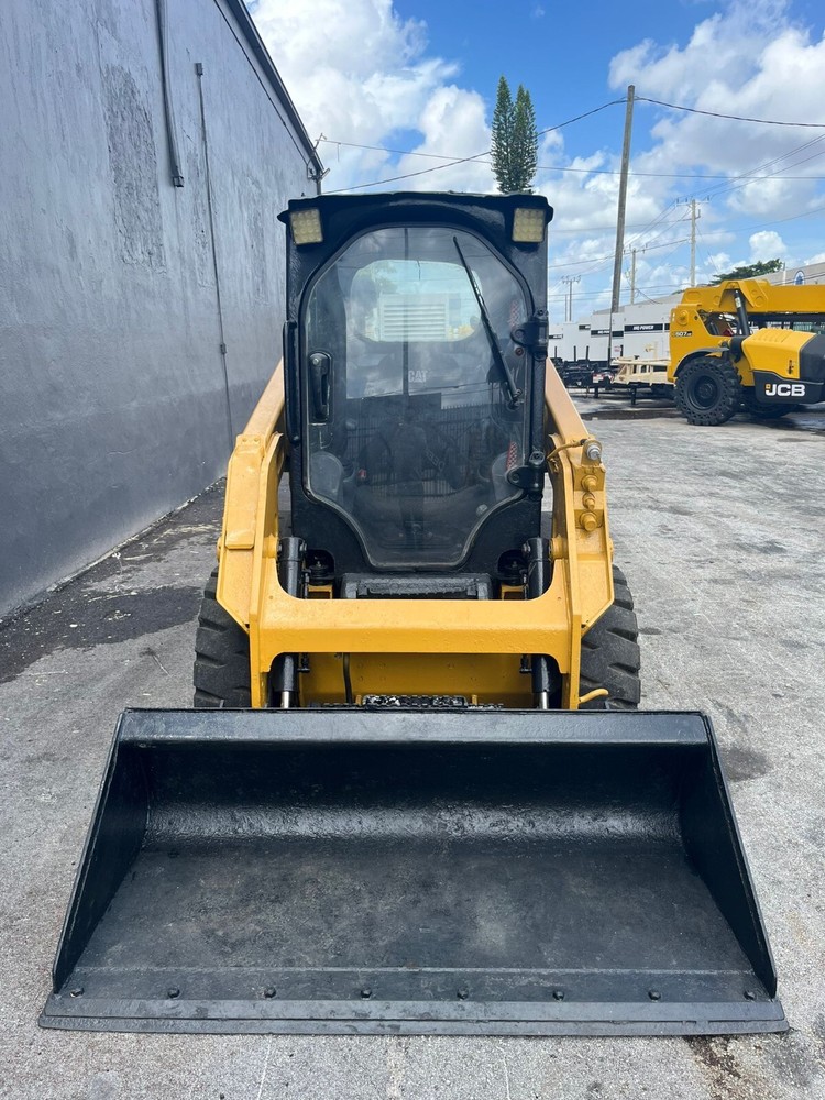 2015 Caterpillar 226D Enclosed Cab Skid Steer Loader