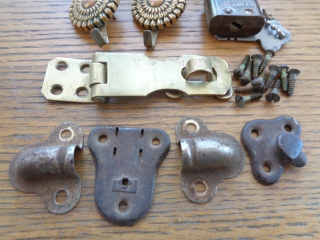 VARIOUS ANTIQUE HARDWARE, BRASS HASP W/SCREWS, WALL PUSH PINS, DRAWER PULLS, +