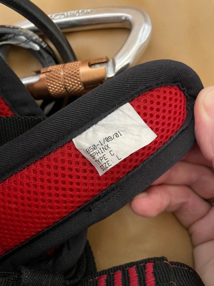 Singing Rock climbing harness (sit) in red