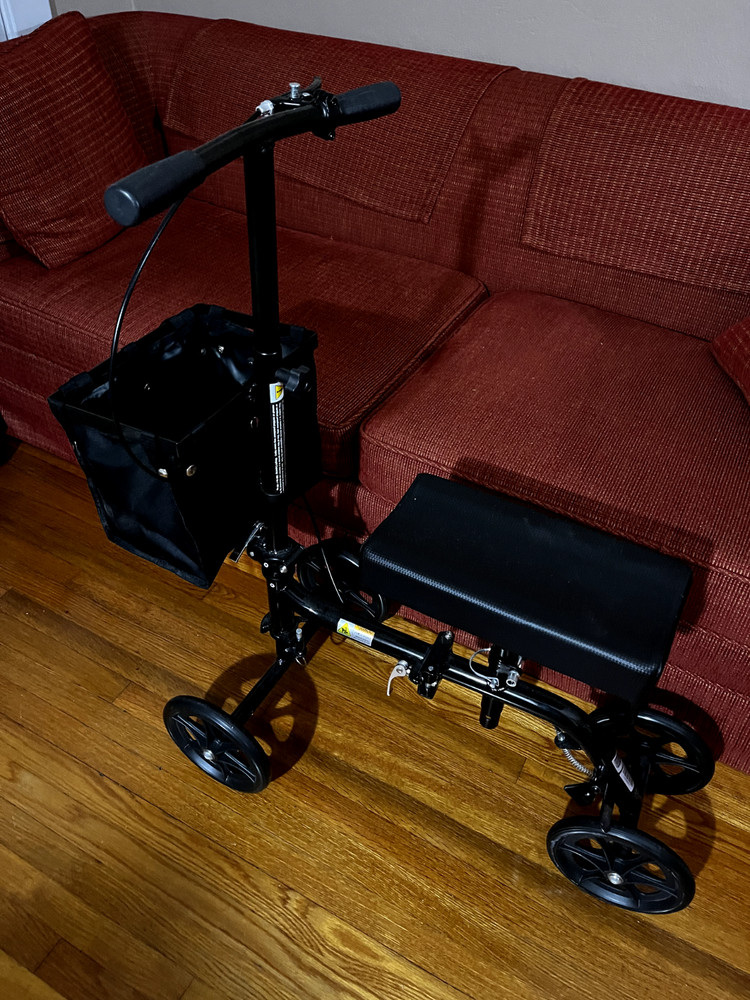 steerable knee scooter with storage bag