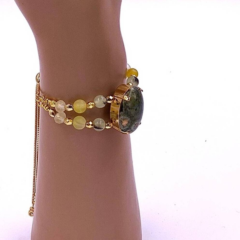 Handcrafted agate cabochon bracelet with quartz beads slider closure