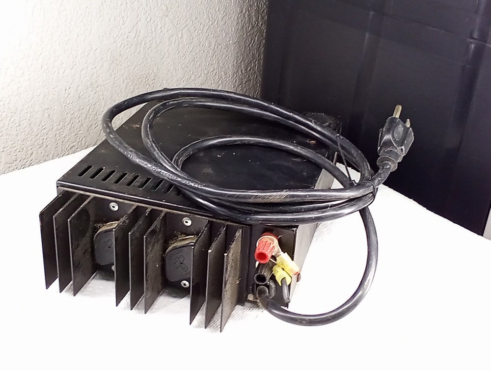 Astron SL-11R Compact Table Top 11A DC Power Supply