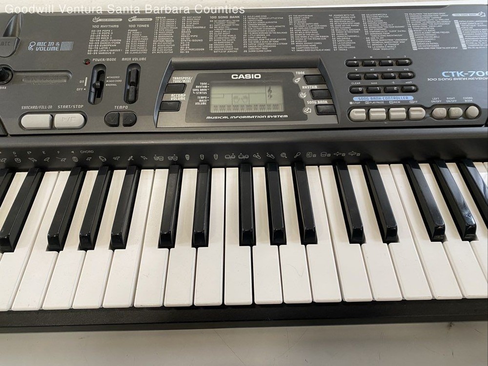 Casio CTK-700 100 Son Bank 61-Key Electronic Keyboard