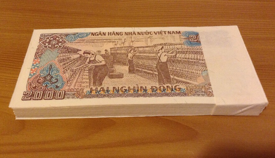 Banknote Bundle. Vietnam. 100 X 2000 Dong. Dated 1988. Uncirculated. 100 Pcs.