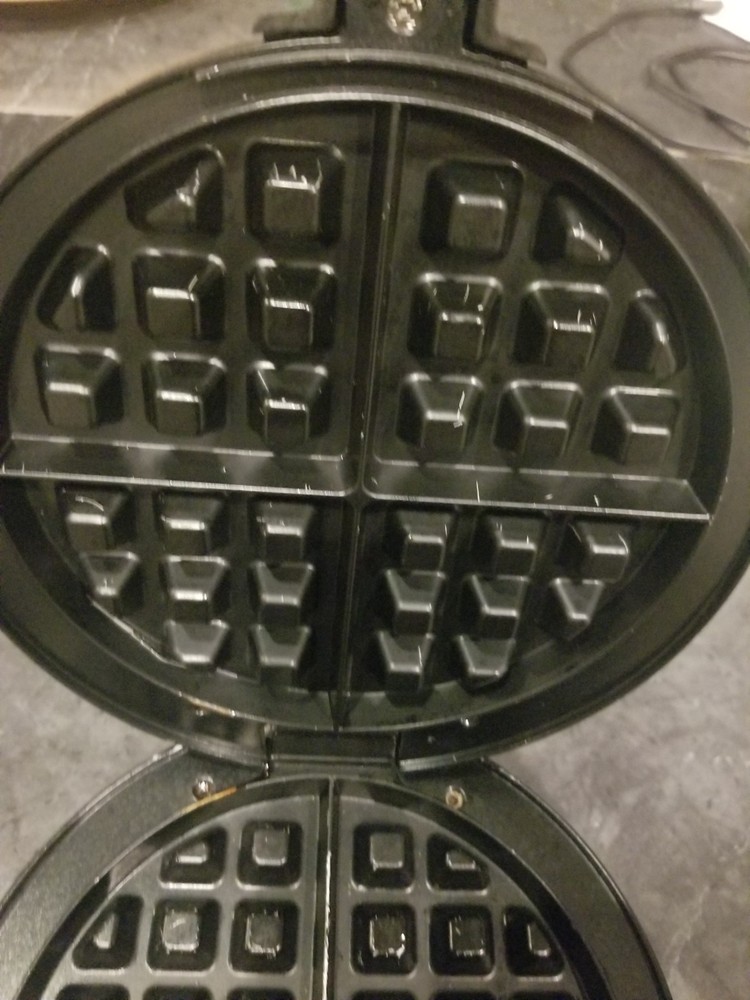 Bella Rotating Non-Stick Waffle Maker~Model TSK-2126BW TESTED--WORKS!!