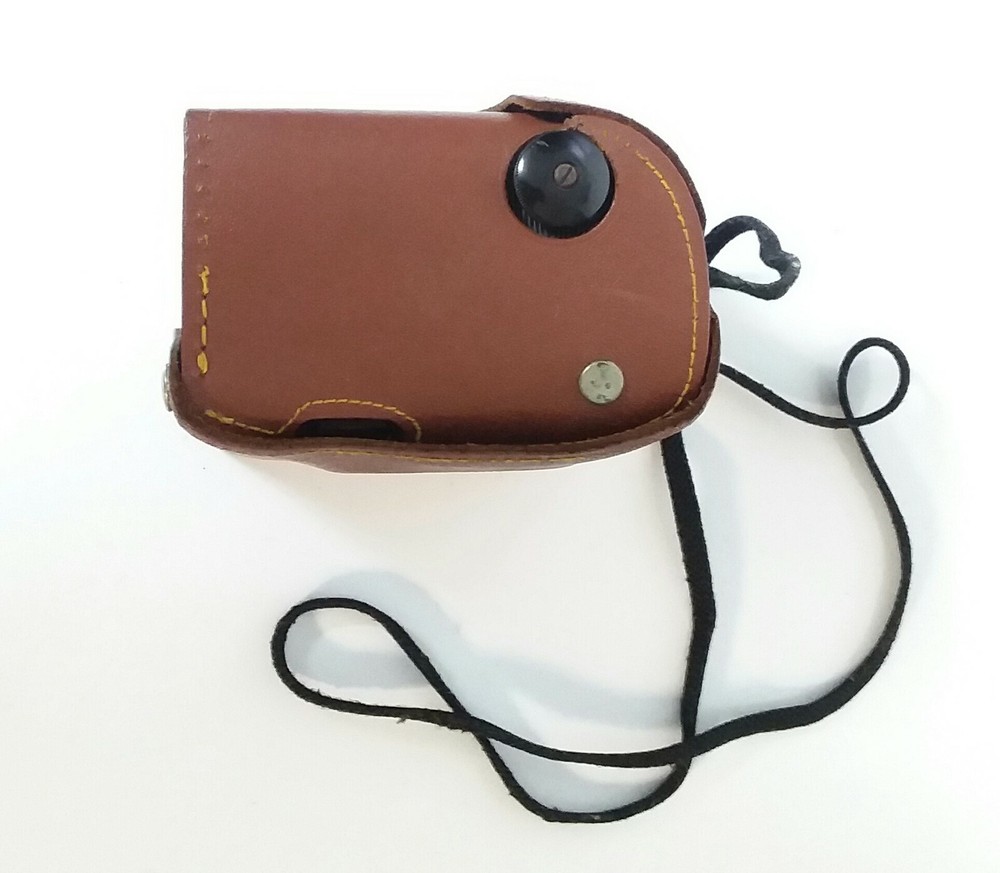 VINTAGE ARGUS ARGOFLEX SEVENTY FIVE BOX CAMERA WITH LEATHER STRAP CASE