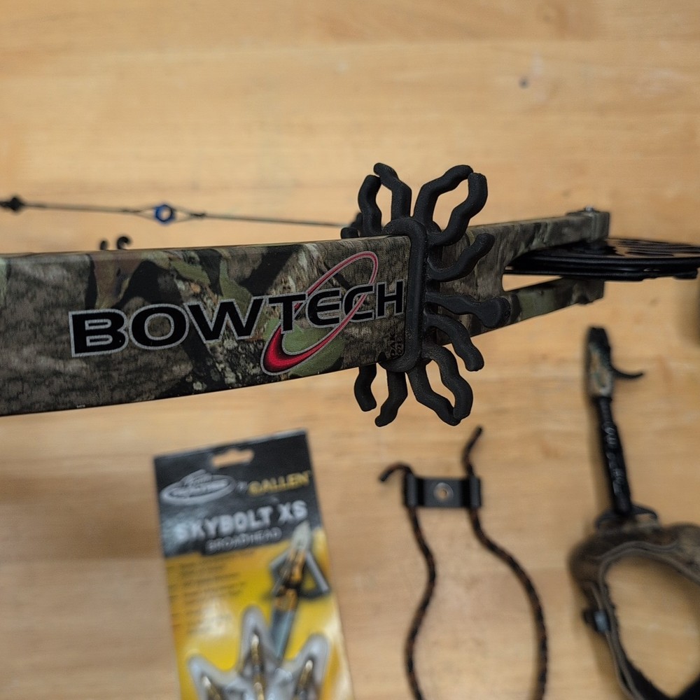 Bowtech TomKat 2008 70lb 28" Draw Compound Bow - Loaded Hunting Pkg - LH Left!