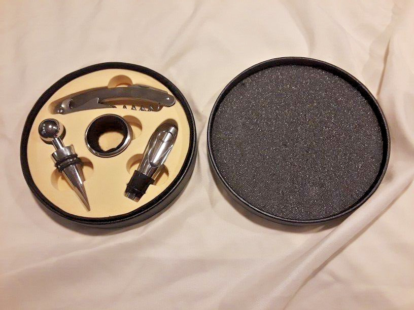 Excellent Wine Opener Tool Kit 4-Piece Gift Set with nice compact carrying case