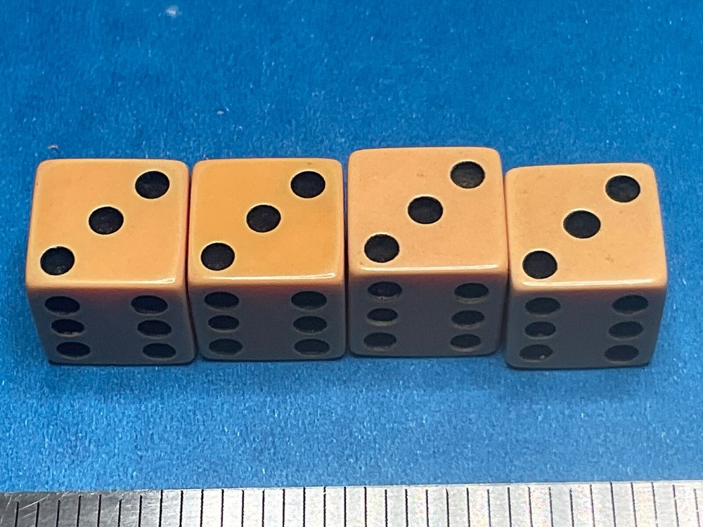 SET OF 4————- BAKELITE DICE———B-90
