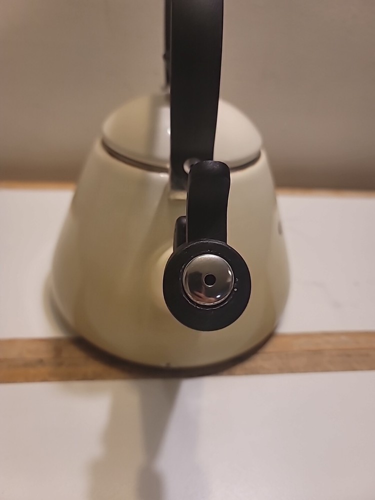 Le Creuset Kone Kettle 2.5L Almond White