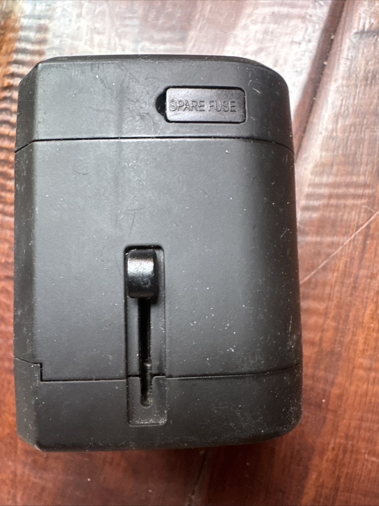 Loop LE-TA01 World Travel Adapter Plug Universal Converter