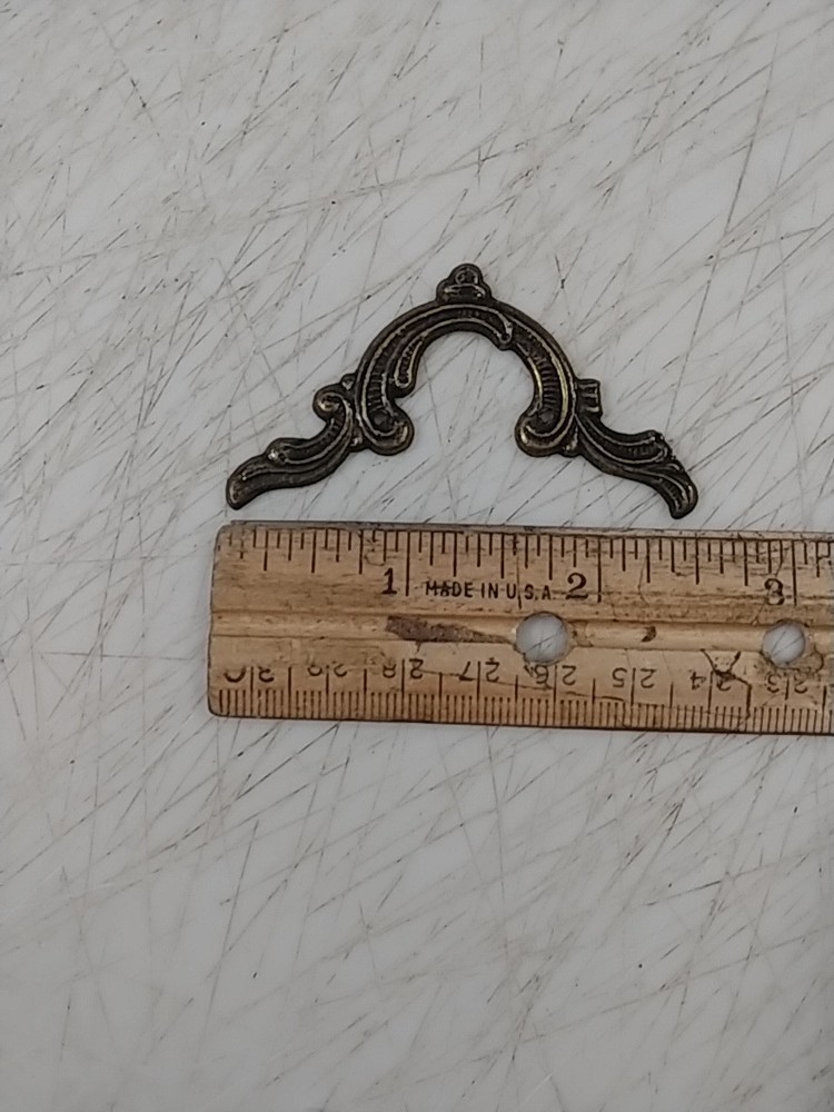 4 CLOCK / FURNITURE DECORATIONS