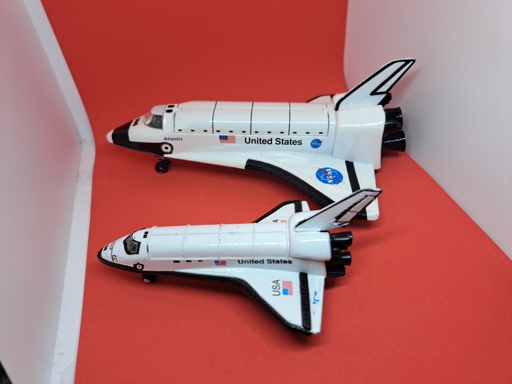 NASA Space Shuttle Atlantis Top opens Landing & Smaller Shuttle Pull-N-Go