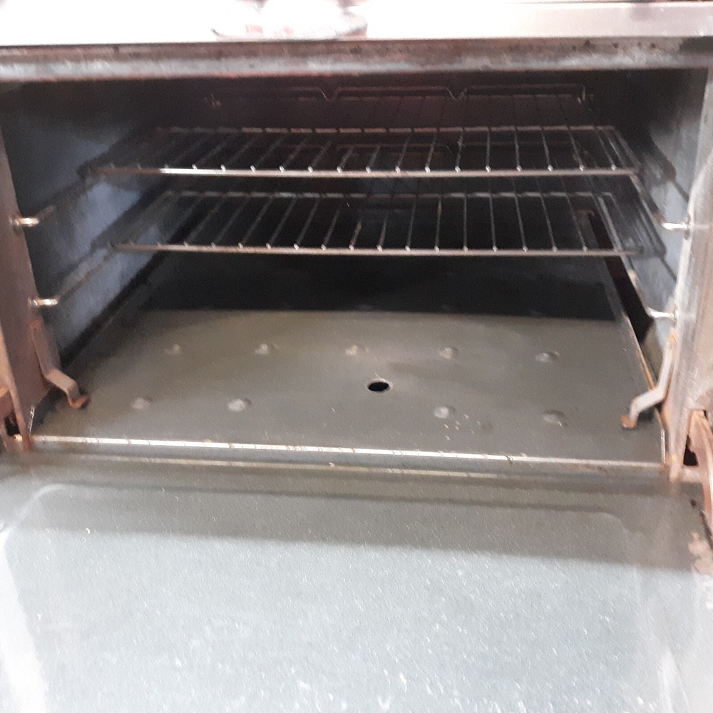SOUTHBEND 6 BURNER RANGE 32" CAST IRON GRATES AND 28" DEEP OVEN MODEL 1363D
