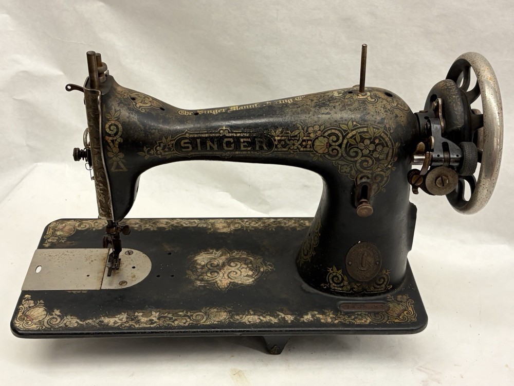 ANTIQUE SINGER SEWING MACHINE