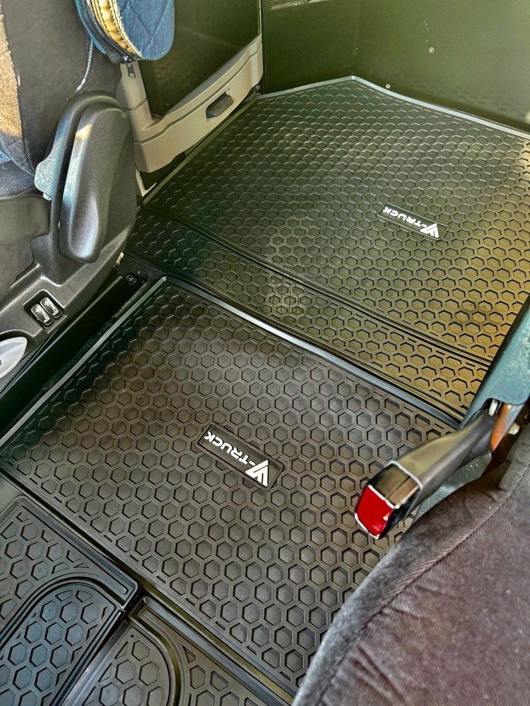 RUBBER FLOOR MATS FOR PETERBILT 579 567