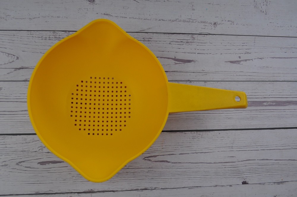 Vintage Tupperware Small 1 Quart Yellow Colander Strainer #1200 2 Spouts