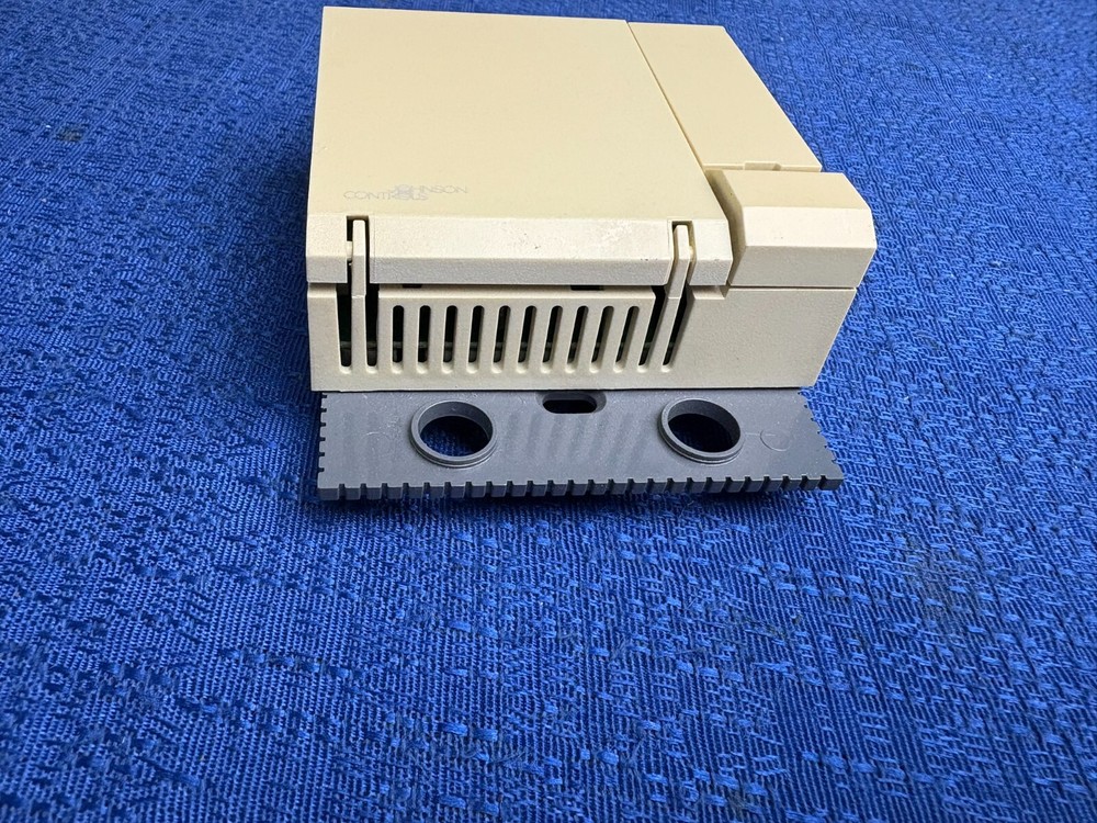 Johnson Controls 24-7705-2R2 / TE-6700 Series Wall-Mount Temperature Controller