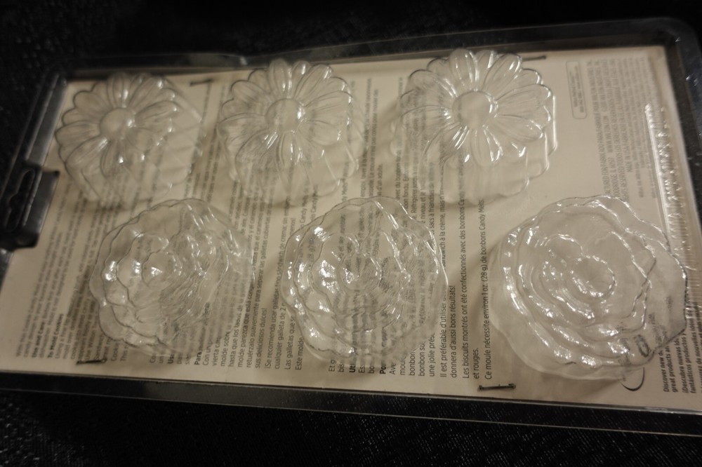 Wilton FLOWER Cookie Candy Mold / NEW
