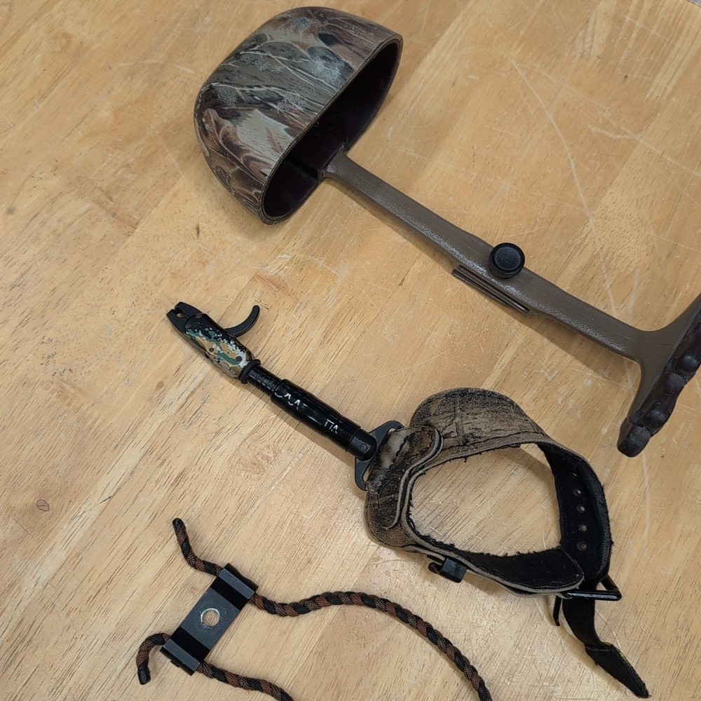 Bowtech TomKat 2008 70lb 28" Draw Compound Bow - Loaded Hunting Pkg - LH Left!