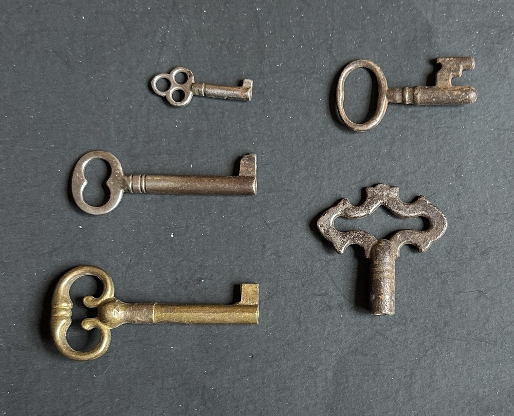 DS-269 FIVE (5) Antique Vintage Assorted Small Keys