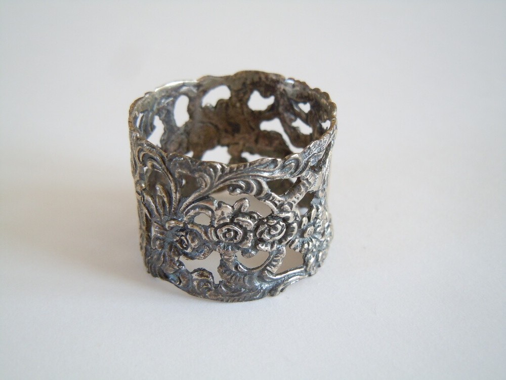 Small 835 CB Silver Napkin Ring With Pierced Pattern 8.6 G/2.7X2.0 Cm