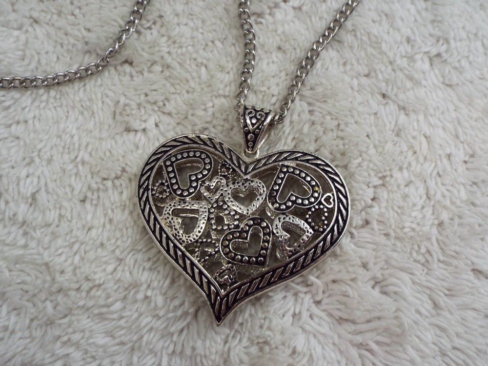 Silvertone Heart Pendant Necklace (D55)