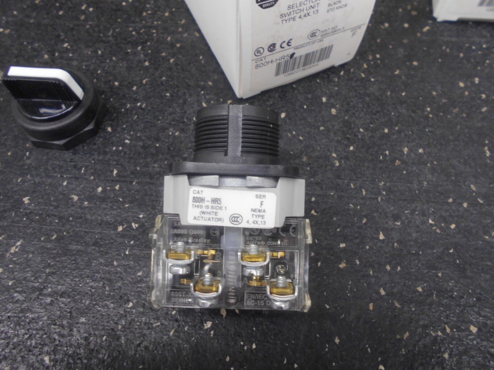 ALLEN BRADLEY 800H-HR5 2 POSITION SELECTOR SWITCH