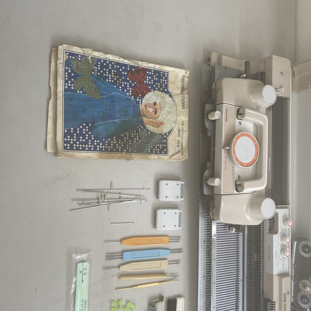 Studio 322 Knitting Machine In Good Condition